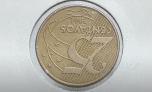 Erro Que Poucos Percebem: Moeda de 25 Centavos com Reverso Invertido Pode Valer R$ 200! Imagem de uma moeda de 25 centavos do Brasil, ano 2004, exibindo o erro de reverso invertido em destaque.