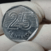 Moeda de 25 centavos com erro de cunhagem que pode alcançar valores de até R$ 5.000 no mercado.
