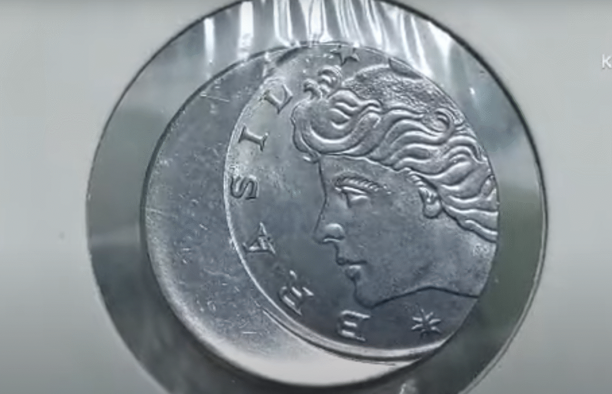 Moeda de 20 cruzeiros com defeito conhecido como erro boné no rosto da efígie
