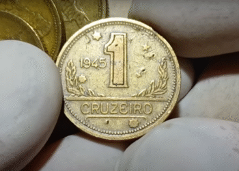 Moeda de 1 cruzeiro do ano de 1945 em destaque entre outras moedas antigas