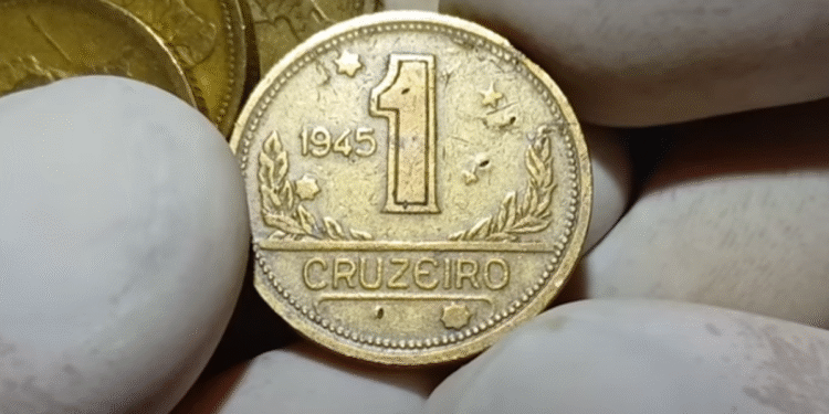 Moeda de 1 cruzeiro do ano de 1945 em destaque entre outras moedas antigas