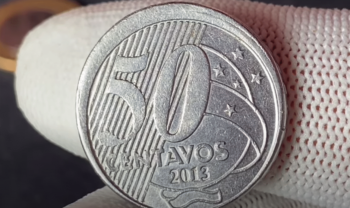 Moeda brasileira de 50 centavos de 2013 com possível defeito de cunhagem