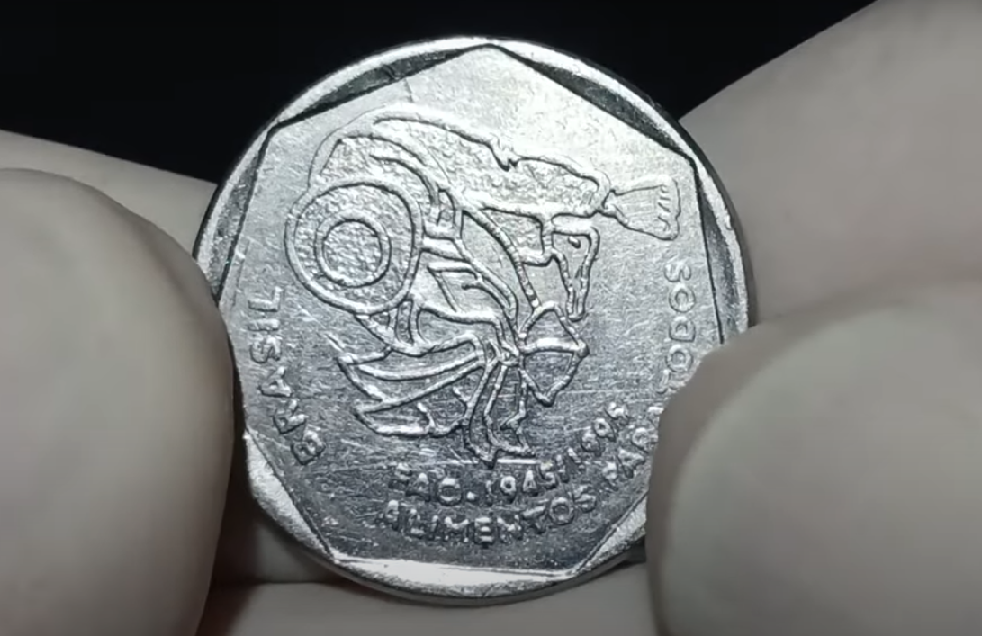 Erro de cunhagem na moeda de 25 centavos da FAO aumenta seu valor para mais de mil reais. Moeda de 25 centavos da FAO com erro raro de alinhamento no reverso, valorizada por colecionadores.