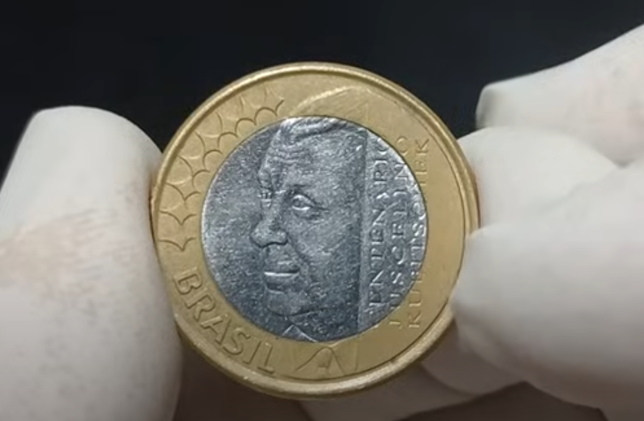 moeda de 1 real de 2002 comemorativa de Juscelino Kubitschek com detalhe que vale até 2000 reais