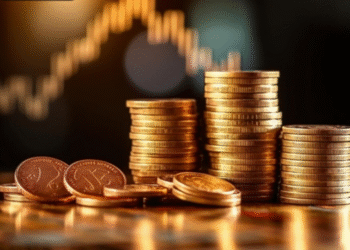 Pilhas de moedas representando as 7 moedas mais valiosas do real