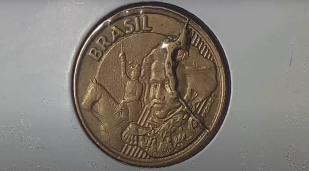 Moeda de 10 centavos com defeito raro de cunhagem Moeda de 10 centavos com erro de cunhagem visível no anverso