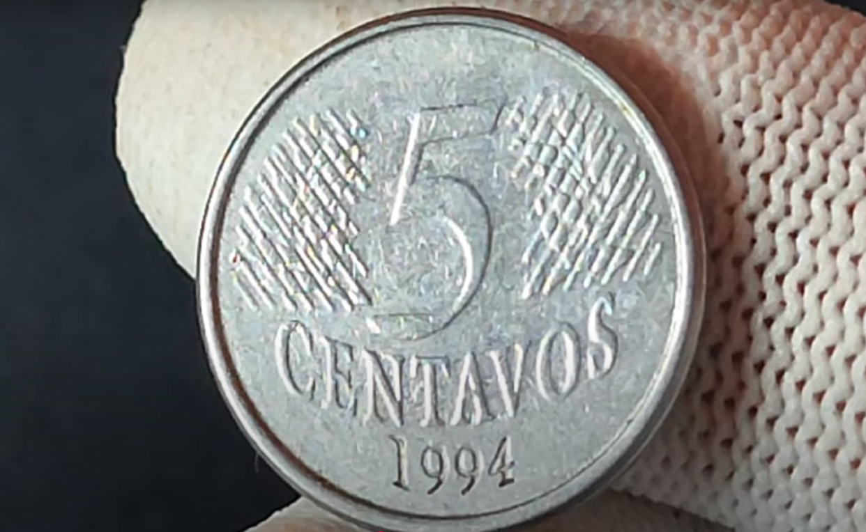 Moeda rara de 5 centavos de 1994 que pode valer até 150 reais Moeda de 5 centavos de 1994 exibida em luva, destacando detalhes da peça