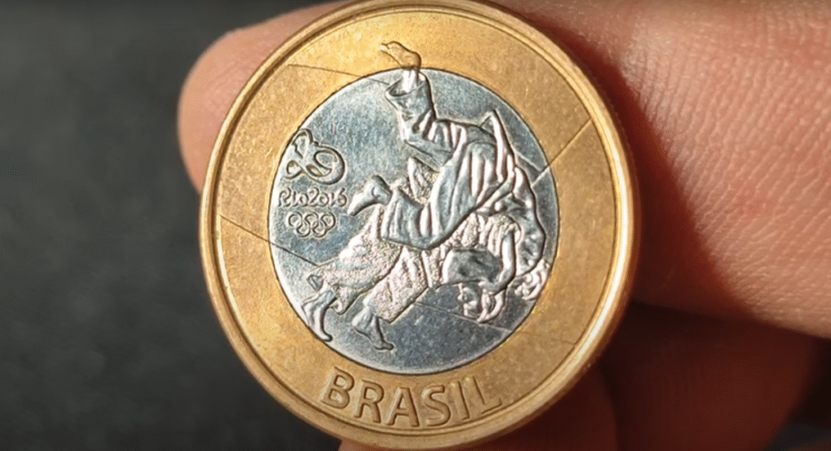 Moeda comemorativa de 1 real do judô com a inscrição Brasil e imagem de dois lutadores em combate