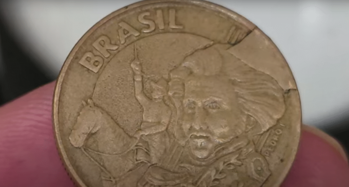 Moeda de 10 centavos com defeito de cunho Moeda brasileira de 10 centavos com erro de cunhagem visível na borda