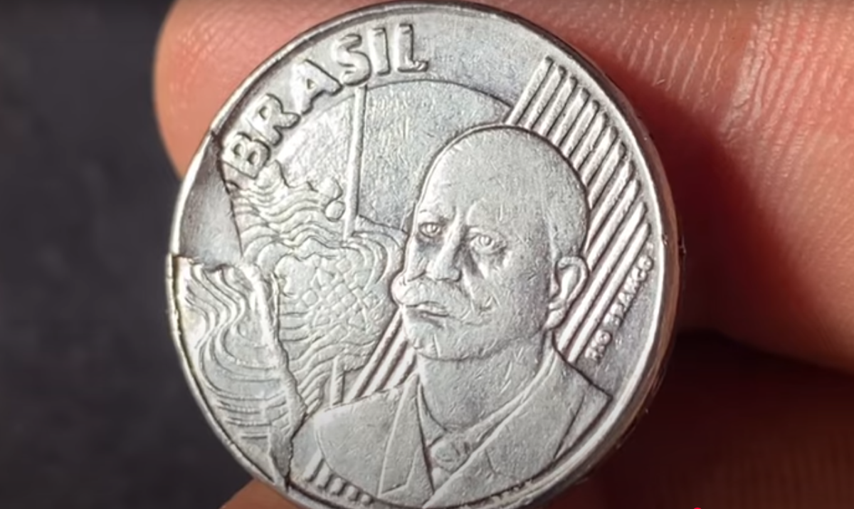 Moeda de 50 centavos com defeito de cunhagem Moeda brasileira de 50 centavos com erro de cunhagem, mostrando defeito visível no metal e detalhes da face do presidente.