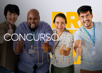 Grupo diverso de pessoas felizes mostrando o gesto de “joinha” em apoio ao concurso público.