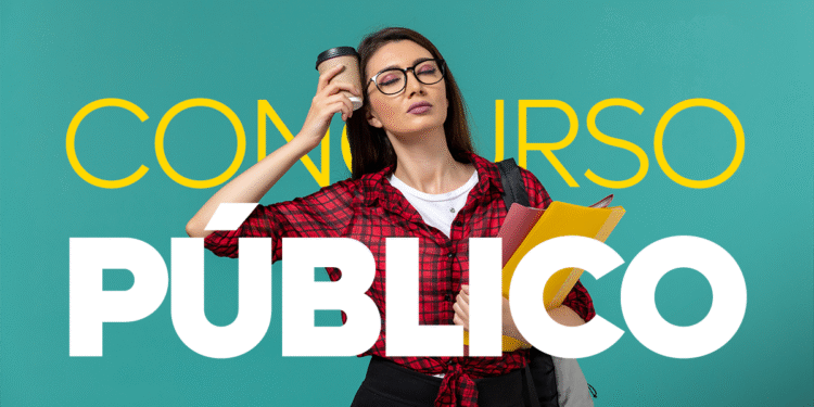 Jovem estudante com livros e café, representando a preparação para concurso público.