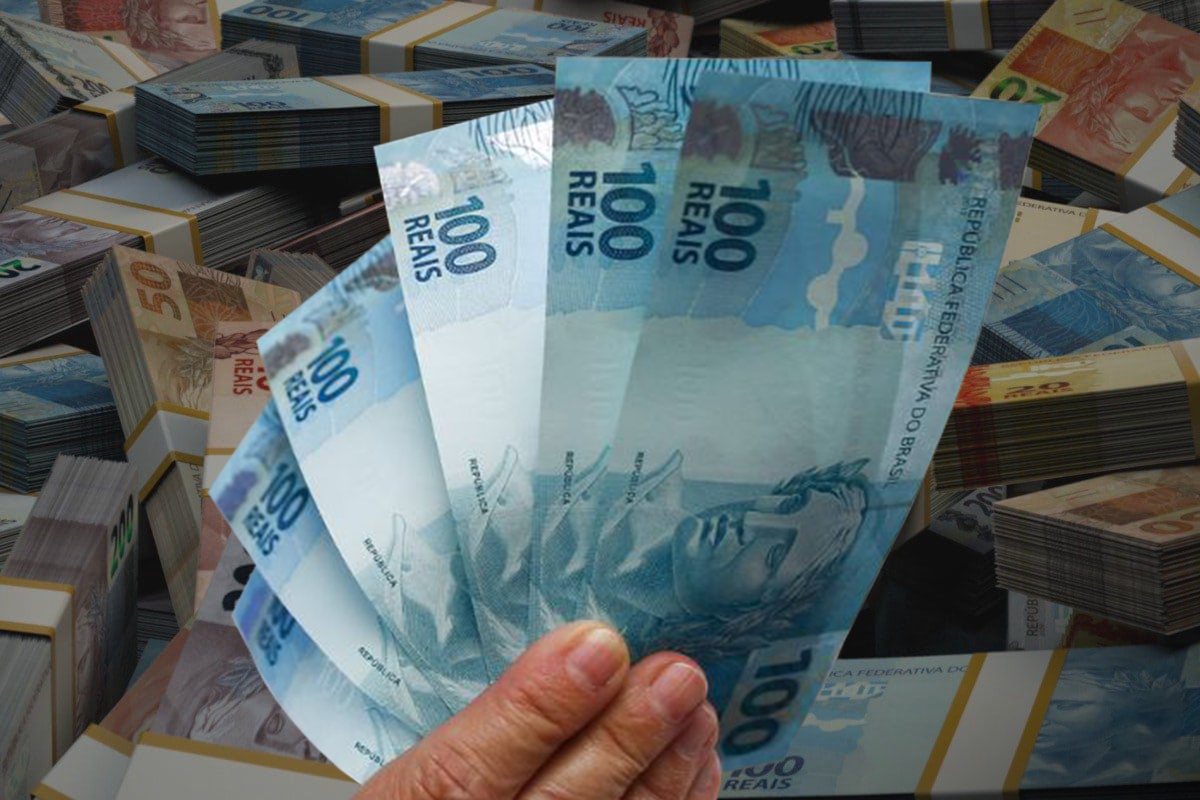 "Notas de 100 reais sendo exibidas, representando os pagamentos iniciados pelo Pé-de-Meia Licenciaturas."