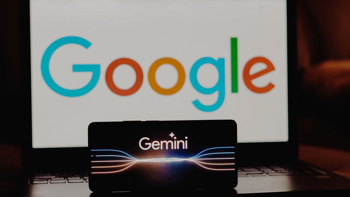 Logo do Google e do Gemini exibidos em dispositivos eletrônicos