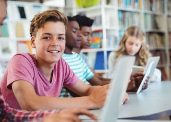 Grupo de estudantes usando tablets e notebooks após o Google liberar sua IA.
