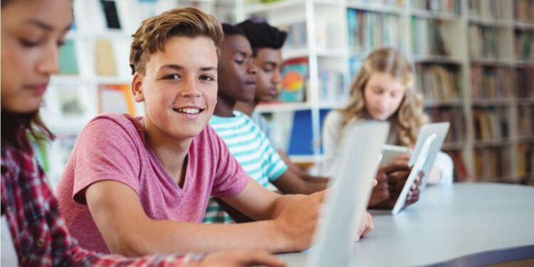Grupo de estudantes usando tablets e notebooks após o Google liberar sua IA.