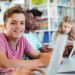 Grupo de estudantes usando tablets e notebooks após o Google liberar sua IA.