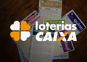 Diversos bilhetes de lotofácil, loteria Caixa sobre uma superfície de madeira com o logo da loterias Caixa em destaque.