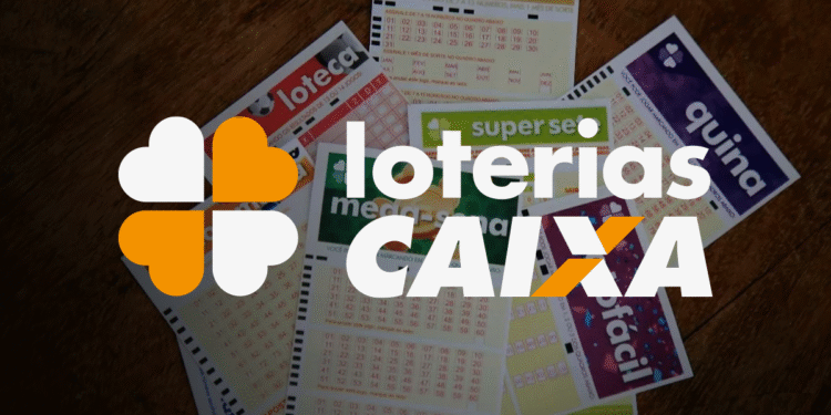 Diversos bilhetes de lotofácil, loteria Caixa sobre uma superfície de madeira com o logo da loterias Caixa em destaque.