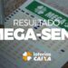 Bilhete da Mega-Sena com números marcados e caneta ao lado, com texto destacando o resultado da Mega-Sena e logo da Loterias Caixa