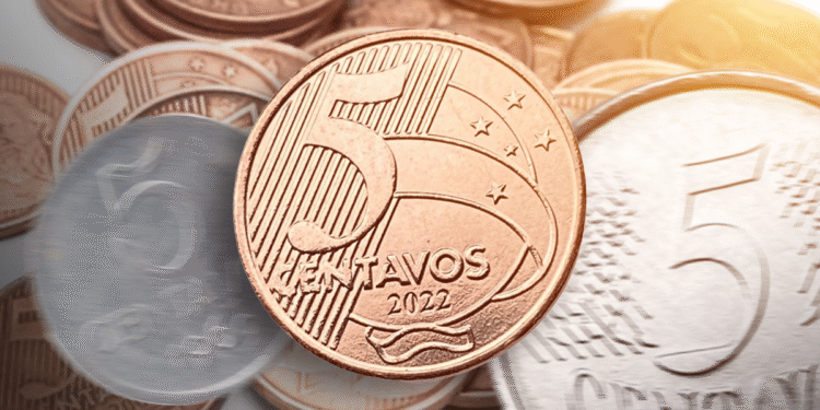 Moeda de 5 centavos em destaque com moedas desfocadas ao fundo representando valor elevado
