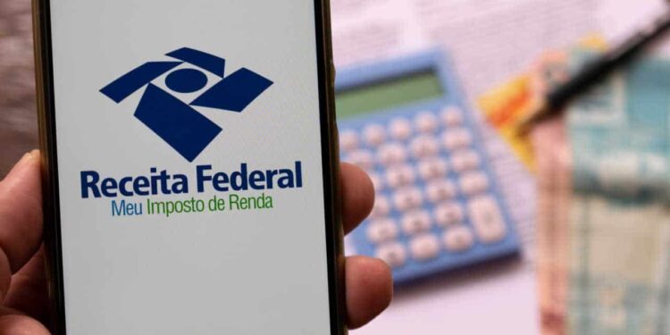 É HOJE: Receita divulga primeiro lote da restituição do Imposto de renda; veja como consultar pelo CPF