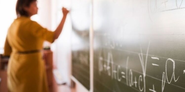 Salário de até R$6,9 mil e mais de 13 mil vagas: o novo concurso da Educação de Minas vai parar o estado