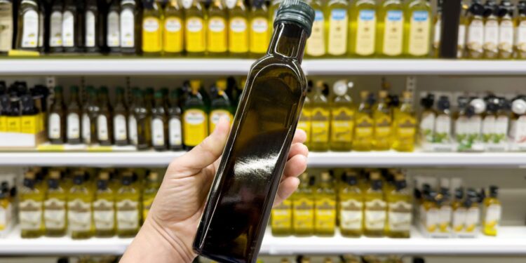 Mistério no azeite: Anvisa bane duas marcas do mercado brasileiro. Você pode ter uma delas em casa