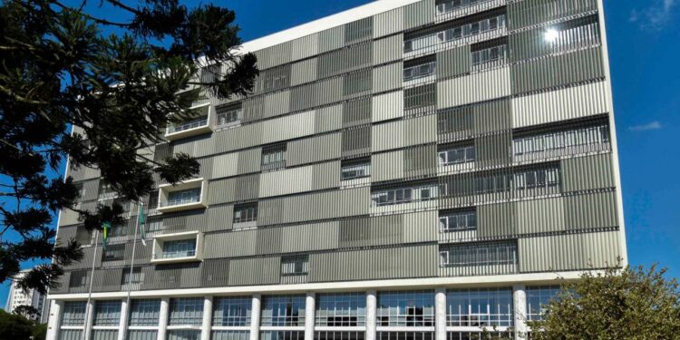 Concurso dos sonhos? Salário de quase R$ 10 mil com ensino médio atrai candidatos para o TJ PR