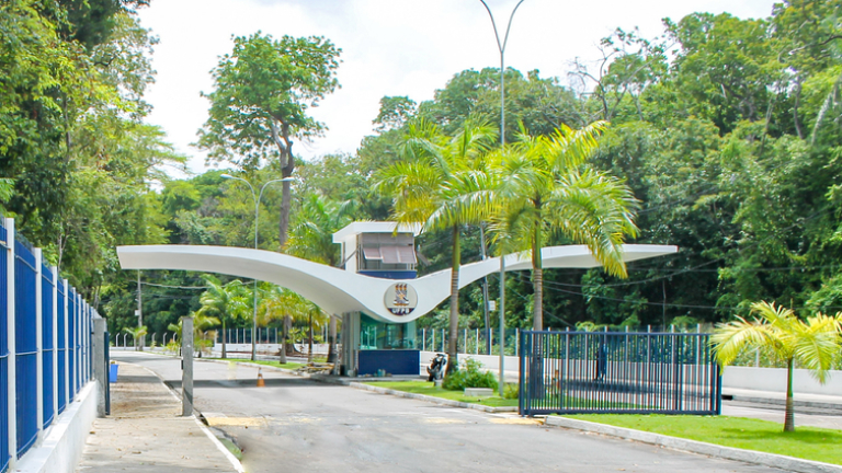 Salários de R$ 4 mil e vagas na Medicina: UFPB abre seleção relâmpago para professores substitutos