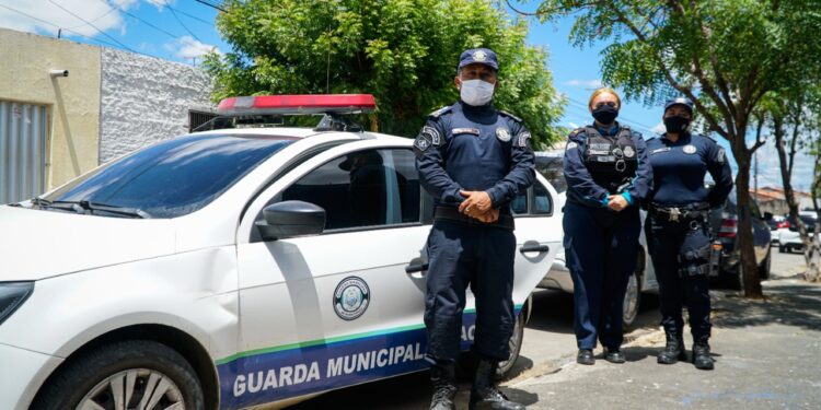 Fardados e valorizados? Quanto ganha um guarda municipal no Brasil
