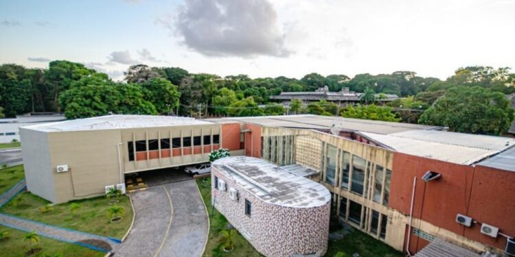 Salários de R$ 4 mil e vagas na Medicina: UFPB abre seleção relâmpago para professores substitutos