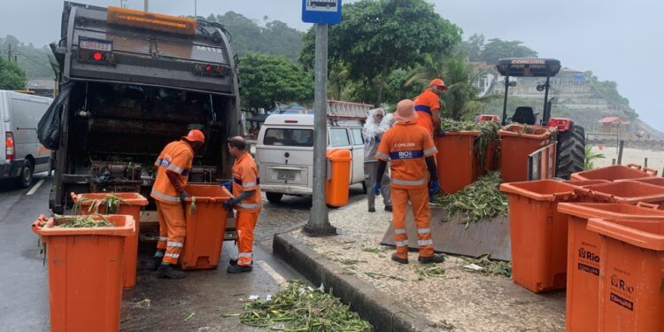 Rio abre 400 vagas para gari sem concurso após 10 anos! Saiba como se candidatar