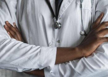 Salário de até R$ 14 mil e jornada flexível: cidade paulista abre concurso para médicos