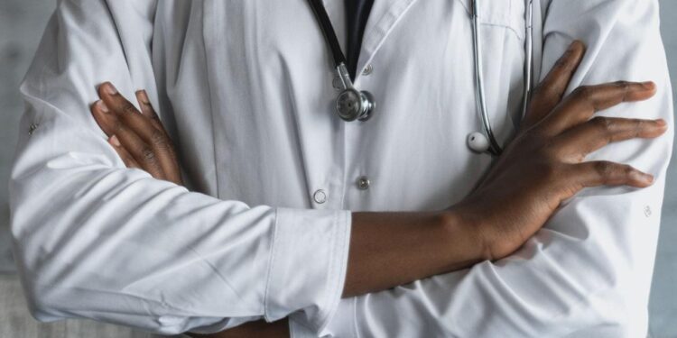 Salário de até R$ 14 mil e jornada flexível: cidade paulista abre concurso para médicos