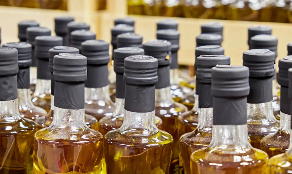 Azeite falso? Após decisão da Anvisa, governo proíbe mais duas marcas; veja lista Azeite falso? Após decisão da Anvisa, governo proíbe mais duas marcas; veja lista