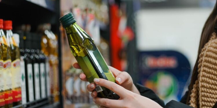 Azeite falso? Após decisão da Anvisa, governo proíbe mais duas marcas; veja lista