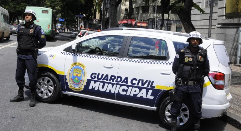 Concurso da Guarda Municipal reabre inscrições com salários acima de R$ 2 mil Viatura da Guarda Civil Municipal com dois agentes fardados na rua