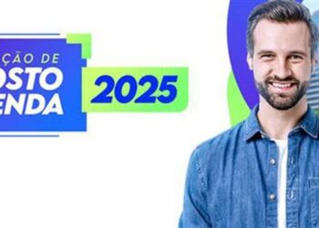 Jovem casal sorridente em ambiente urbano, com logo da Declaração de Imposto de Renda 2025 ao lado