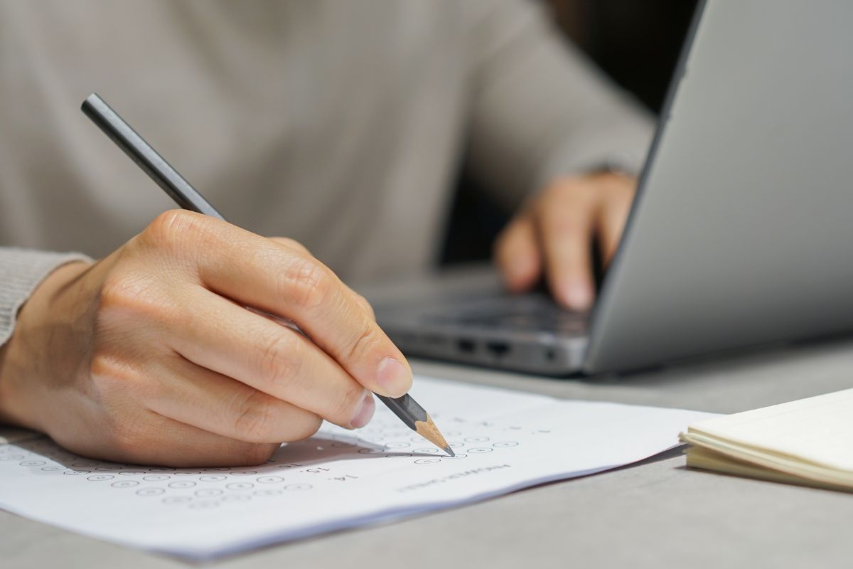 Pretende fazer concurso Saiba como usar a inteligência artificial para estudar para Concursos Pessoa usando notebook com inteligência artificial para estudar para concurso.