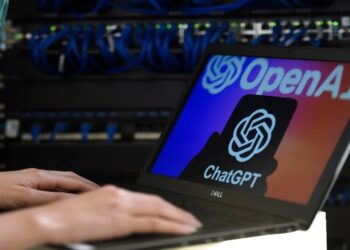 Pessoa usando notebook com logotipo da inteligência artificial ChatGPT estudando para concurso.