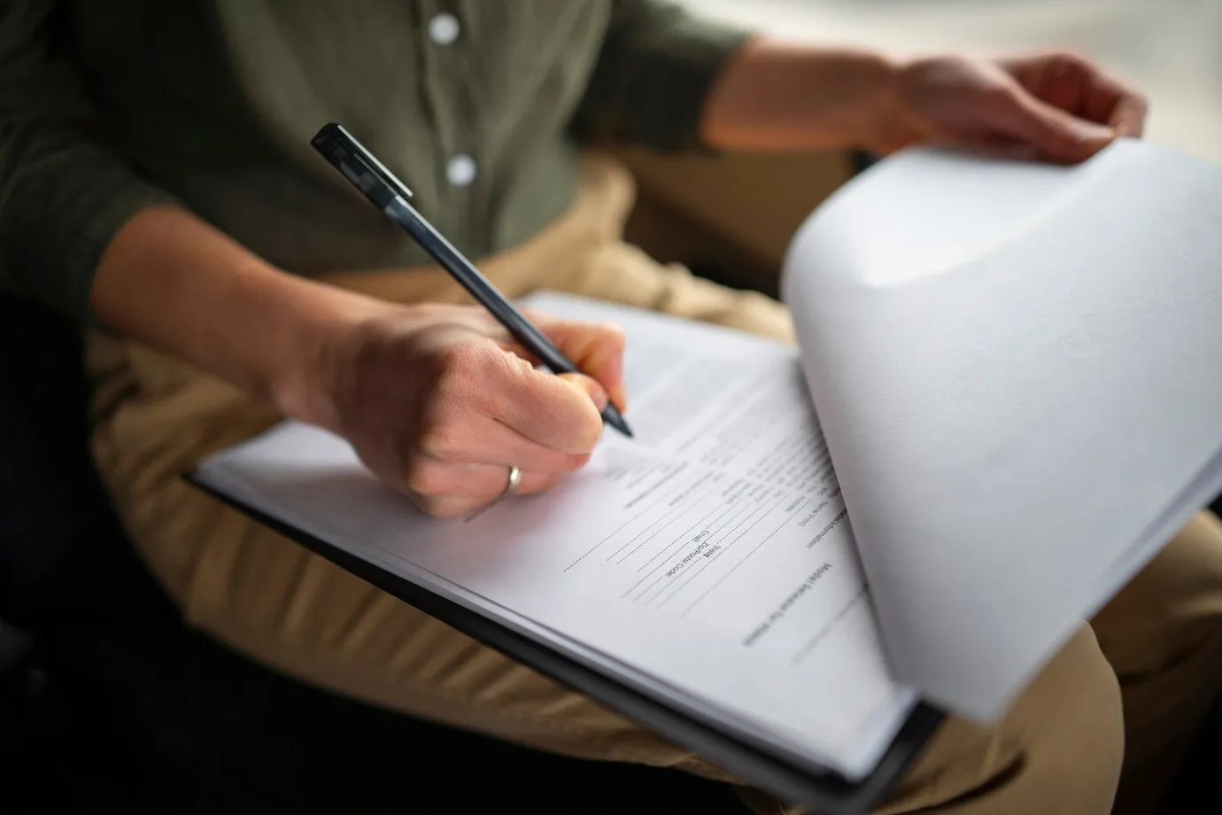 concurso da prefeitura Pessoa preenchendo um formulário de inscrição para concurso