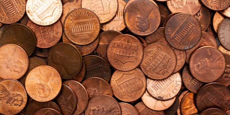 Moedas antigas de um centavo espalhadas, destacando seu valor histórico e potencial de valorização.