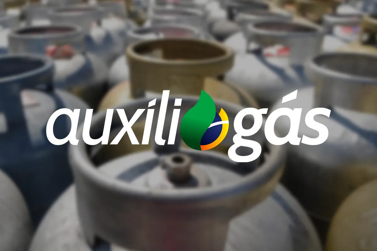 Auxílio Gás volta a ser pago em junho Vários botijões de gás ao fundo com o texto Auxílio Gás em destaque.