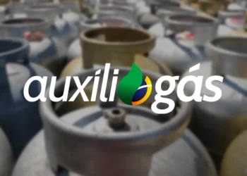 "Imagem ilustrativa de botijões de gás com o logo do programa Auxílio Gás"