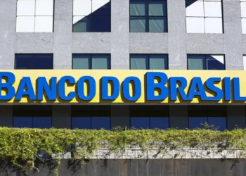Fachada de uma agência do Banco do Brasil com letreiro em destaque