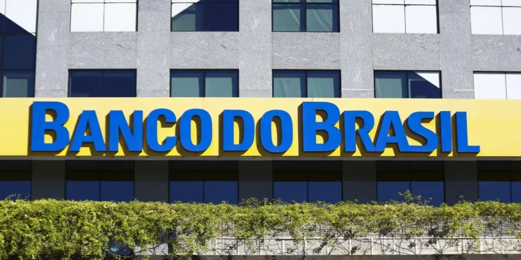 Fachada de uma agência do Banco do Brasil com letreiro em destaque