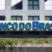 Fachada de uma agência do Banco do Brasil com letreiro em destaque