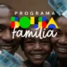 Família sorridente ao lado do logotipo do Bolsa Família e cédulas de cem reais
