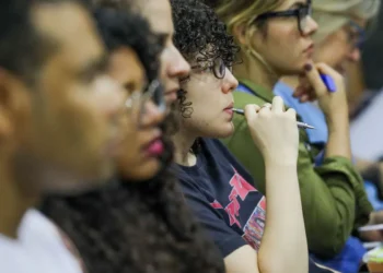 "Pessoas atentas e concentradas durante um estudo, preparando-se para uma prova"